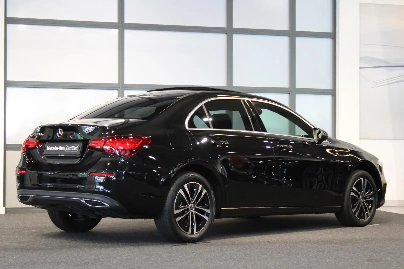Mercedes-Benz A 250 Limousine e Business Line Panorama dak Zwart - 2