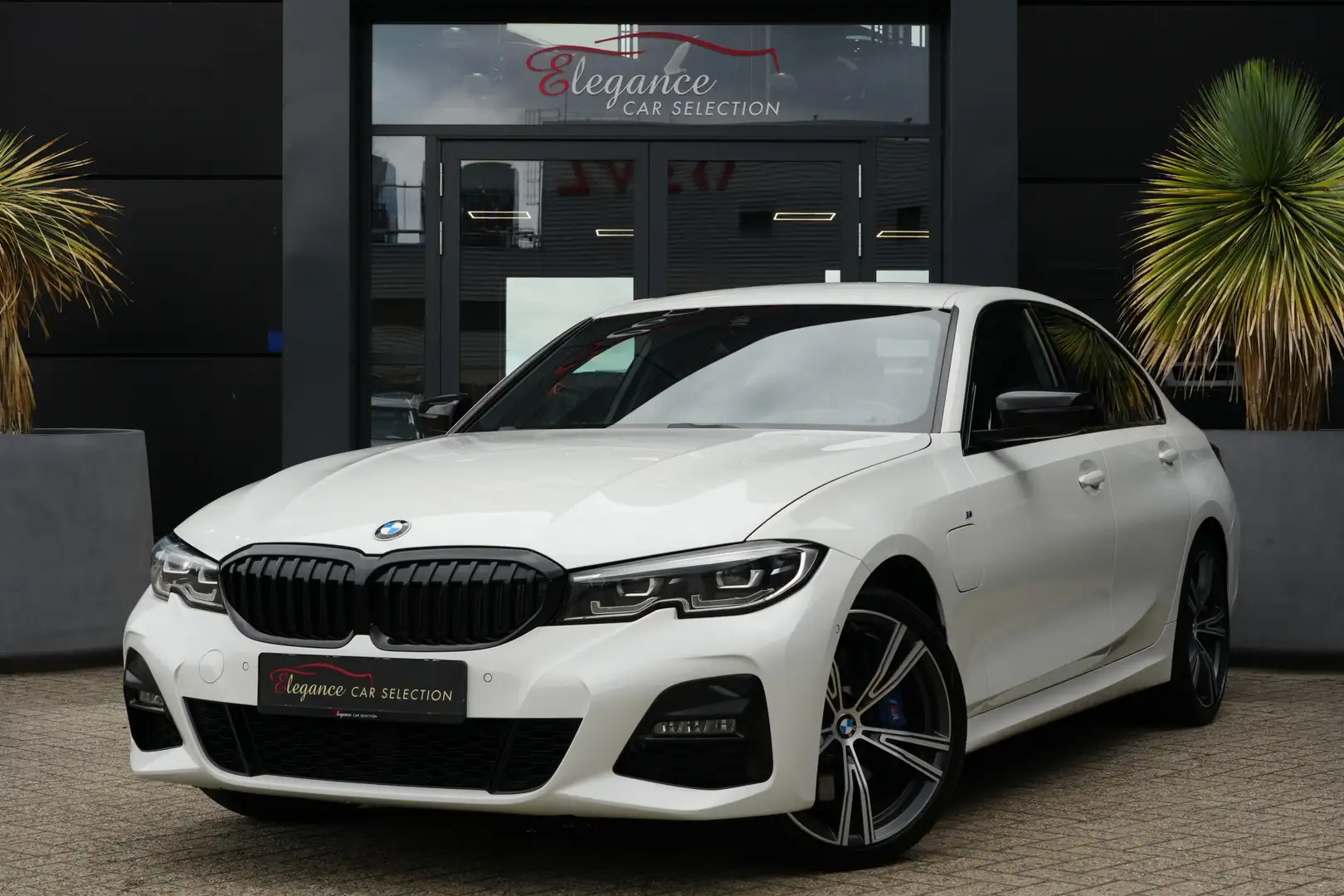 BMW 330 3-serie 330e M Sport High Executive 292pk Navigati White - 1