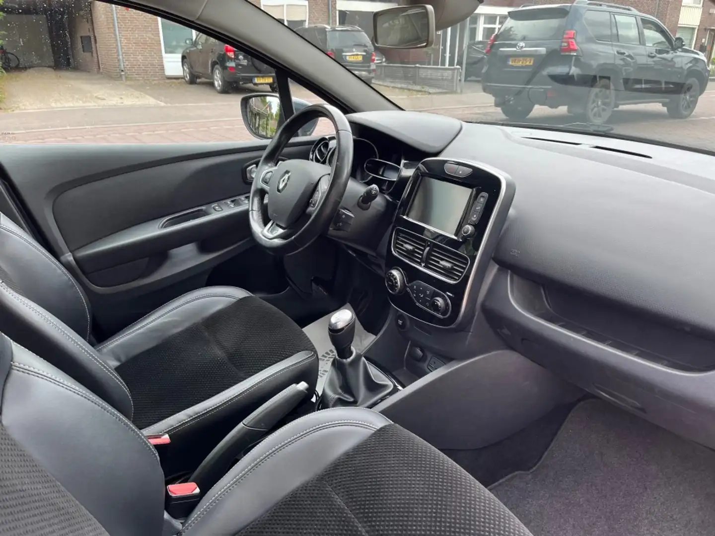 Renault Clio ESTATE 0.9 TCE INTENS / NAVI / CAMERA / TREKHAAK / Grijs - 2