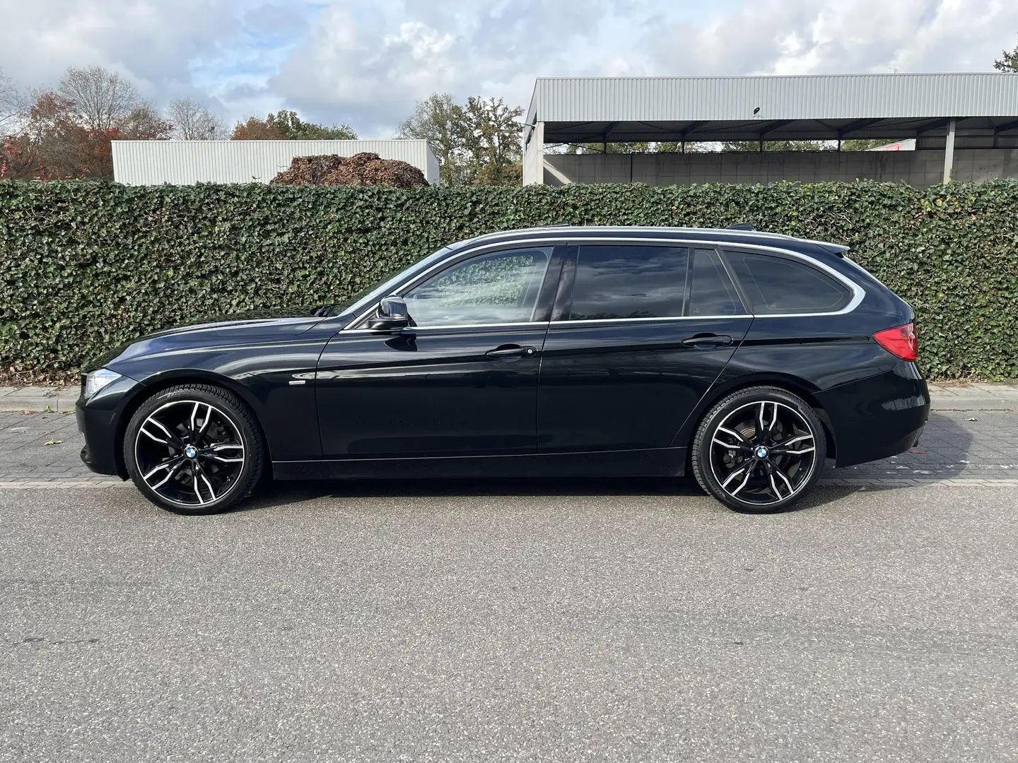 BMW 318 3-serie Touring 318D Luxury * Pano * Leder * Xenon Zwart - 2