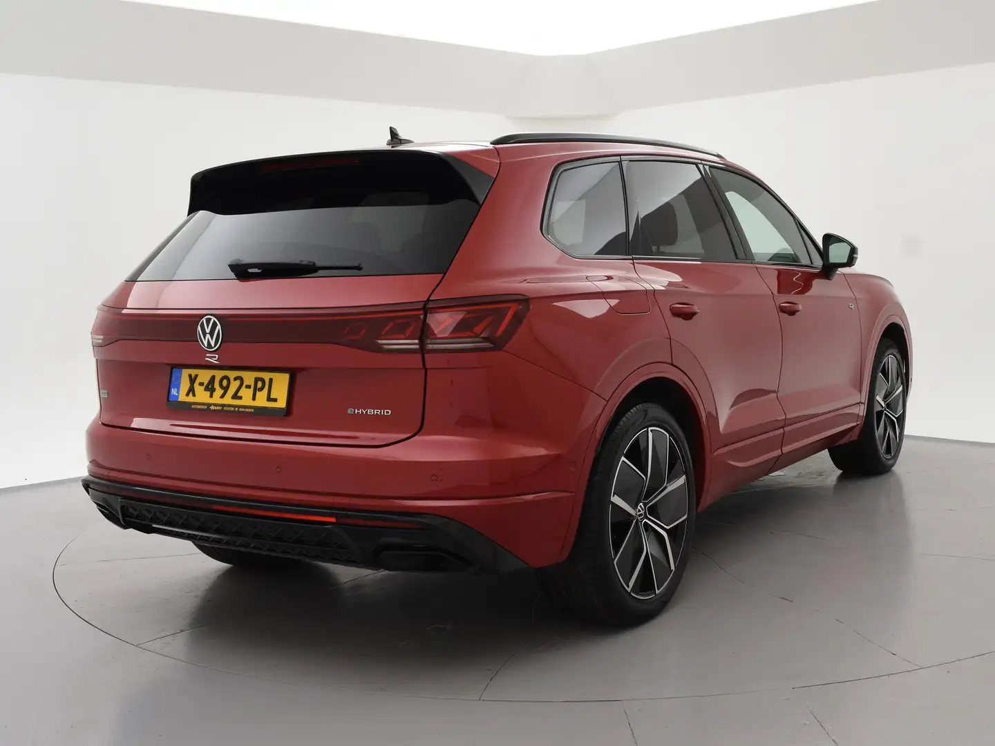 Volkswagen Touareg R 3.0 TSi V6 eHybrid 4MOTION R 462 PK *CHILI RED* Rood - 2