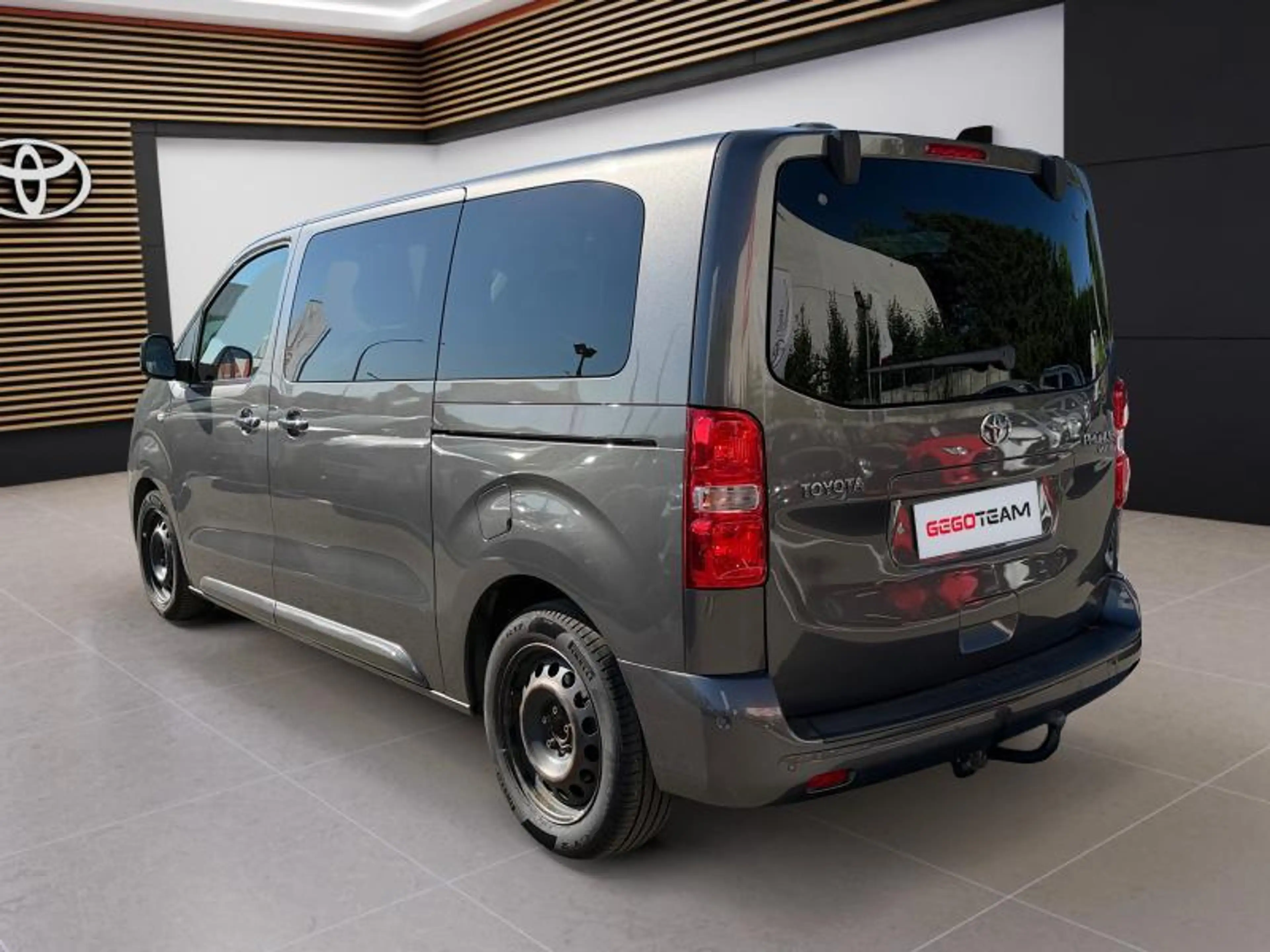Toyota Verso MPV — photo 4