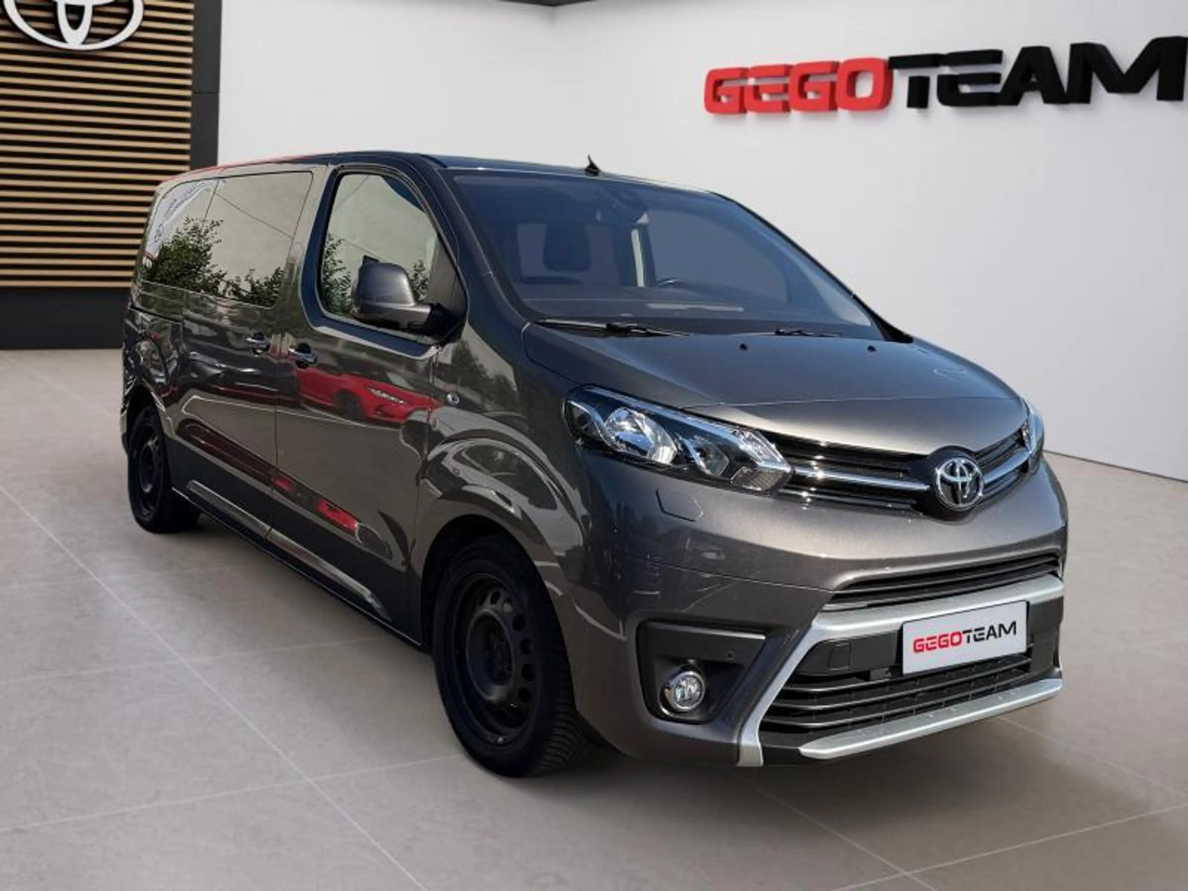 Toyota Verso MPV — photo 8