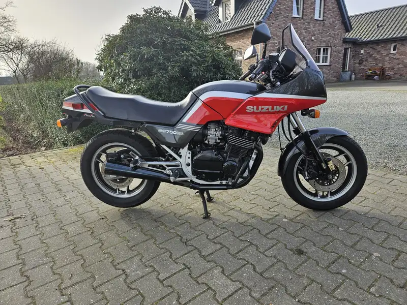 Suzuki GS 750