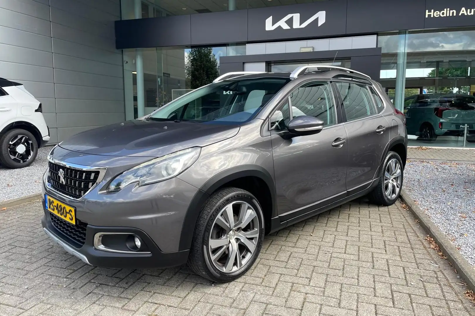 Peugeot 2008 1.2 PureTech Allure | Trekhaak | Apple carplay & A Grijs - 2