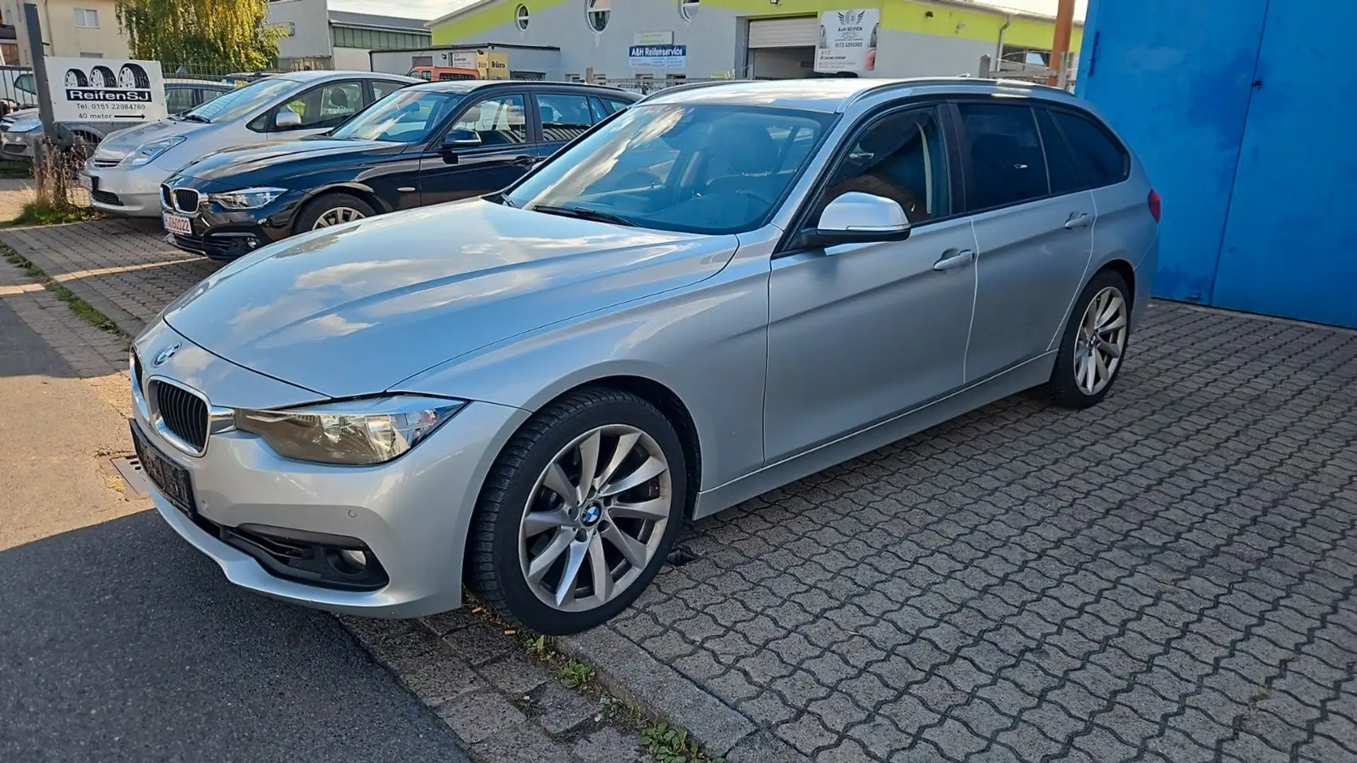 BMW 325 d*TOURING*NAVIPROF*KEYLESS GO*AHK Silber - 1