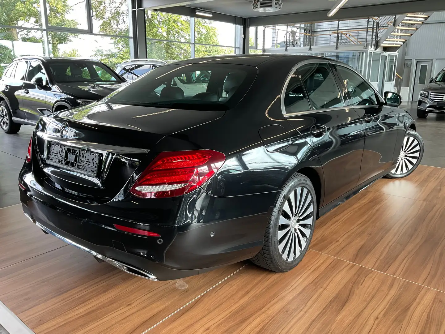 Mercedes-Benz E 220 E 220d AMG-Line MB-LED/DISTRONIC/PANO/FLA/LEDER Schwarz - 2