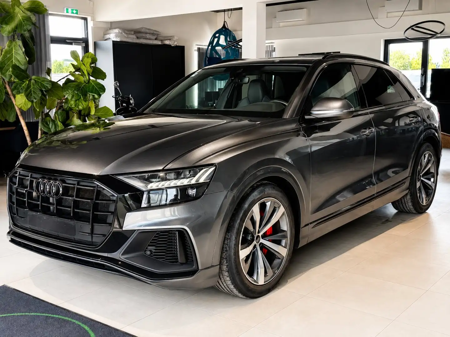 Audi Q8 55 TFSI e quattro S-Line² Grau - 2