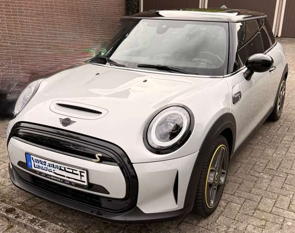 Imagine MINI Cooper SE Classic Trim