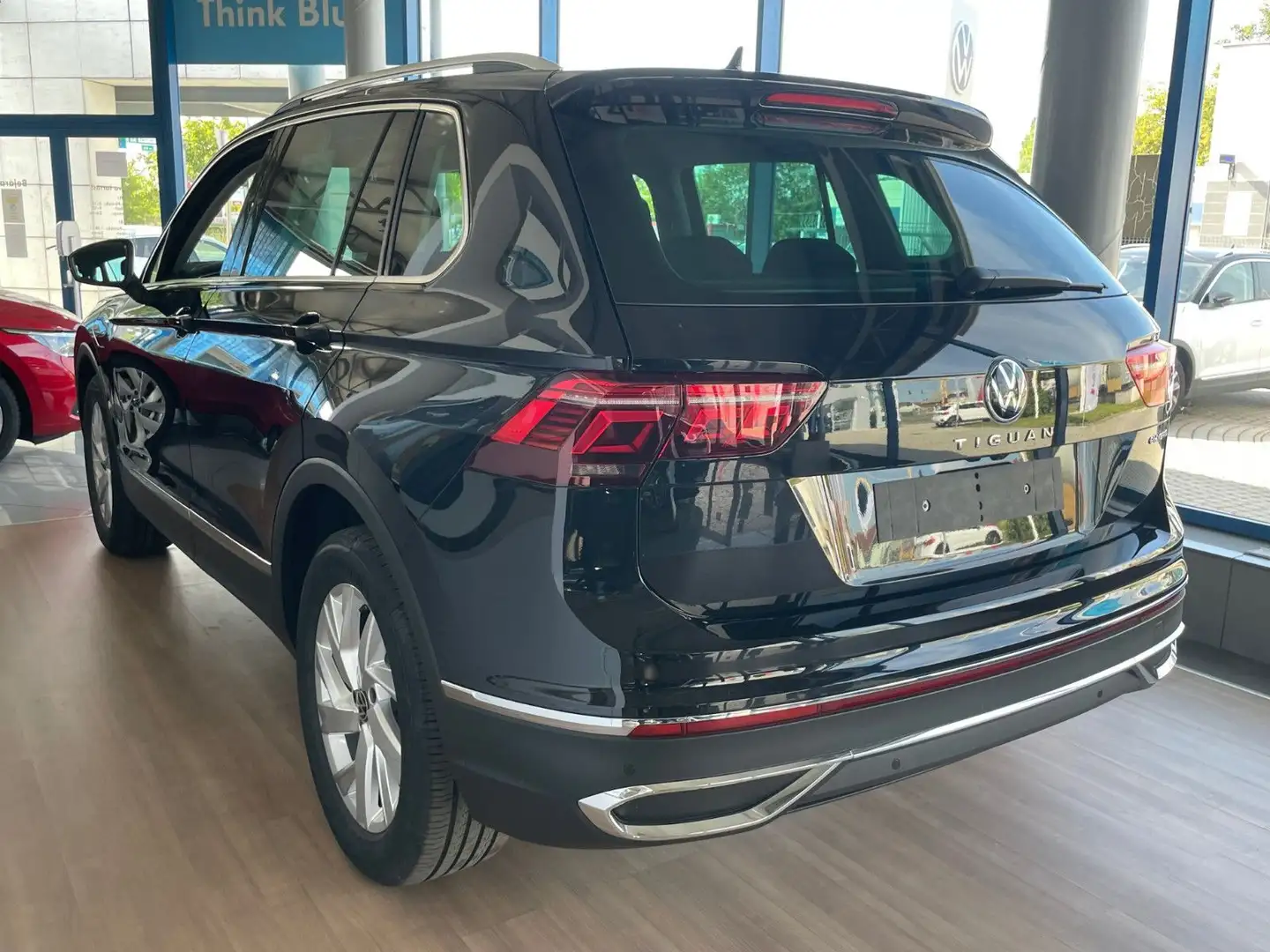 Volkswagen Tiguan 1.4 TSI DSG PHEV Elegance AHK Pano Matrix Noir - 2
