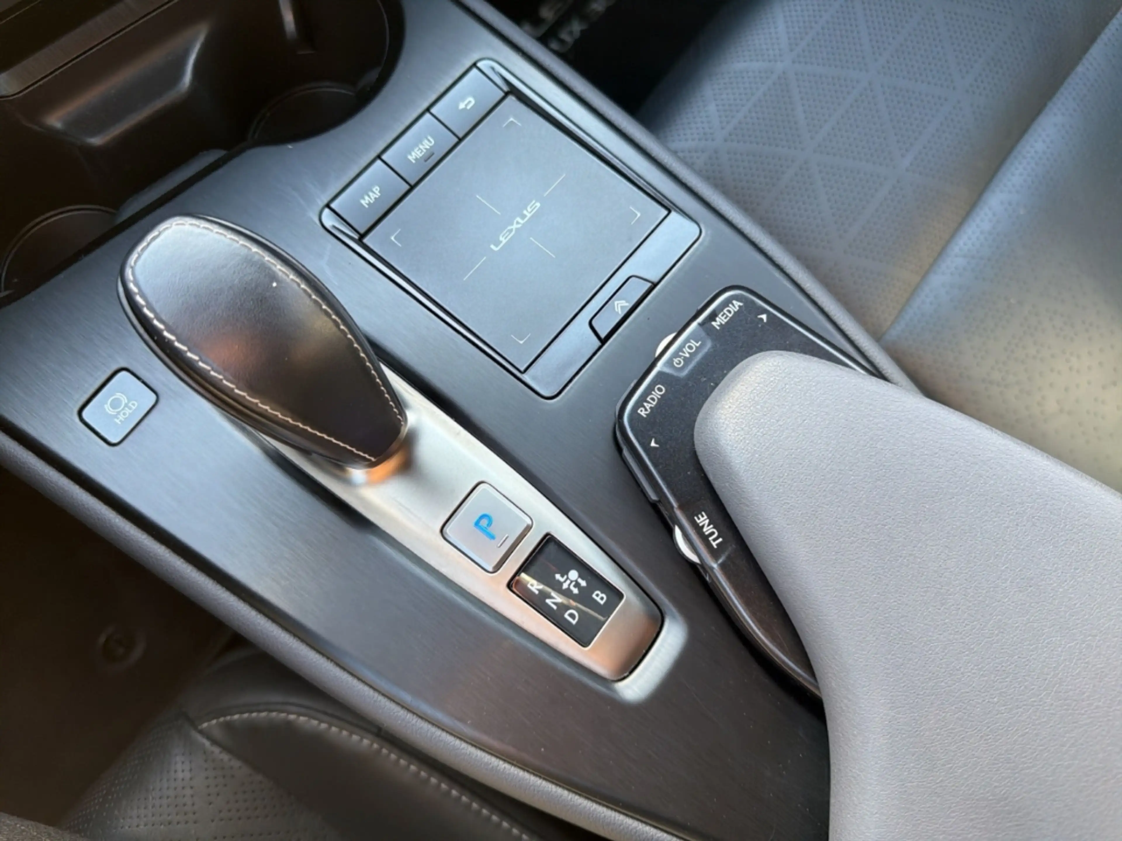 Lexus UX 300e Luxury Head-Up Kamera Navi Leder Sitzklima — photo 20