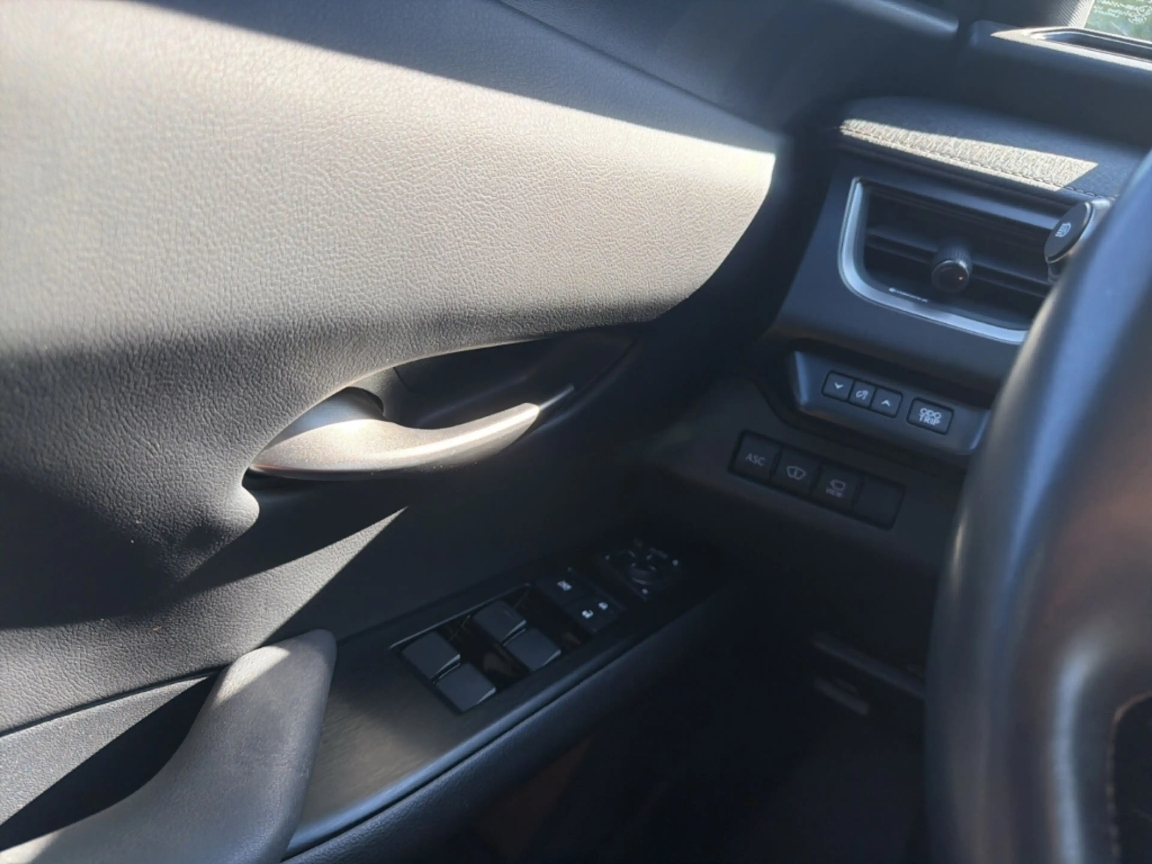 Lexus UX 300e Luxury Head-Up Kamera Navi Leder Sitzklima — photo 22
