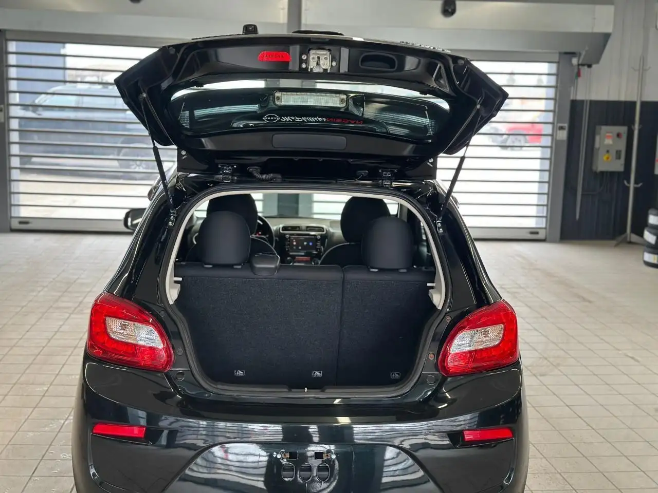 Mitsubishi Mirage снимка Mitsubishi Mirage