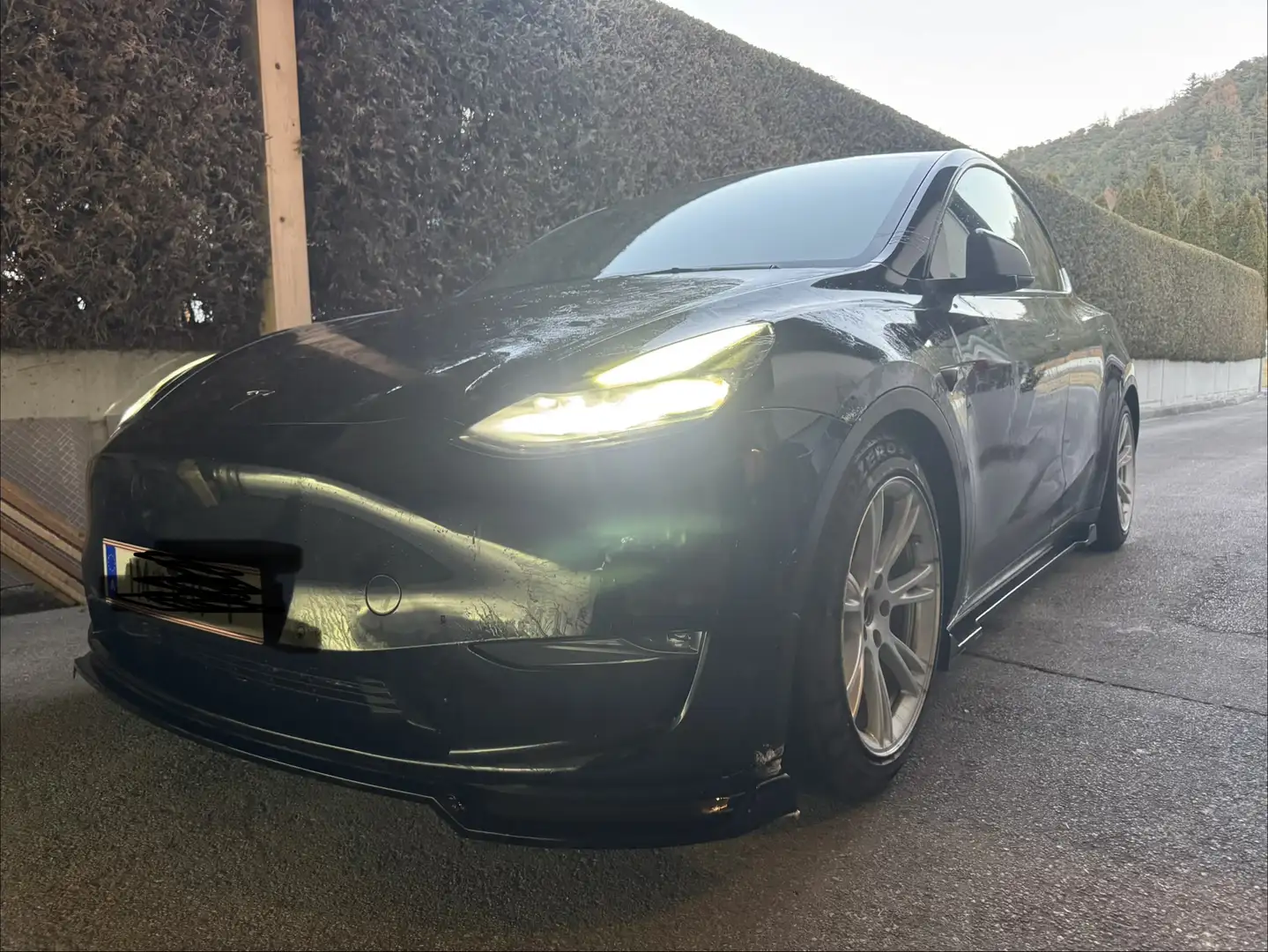 Tesla Model Y Long Range AWD 75kWh Schwarz - 1