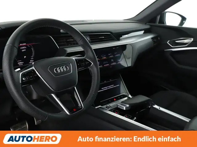 Audi Q8 view 11