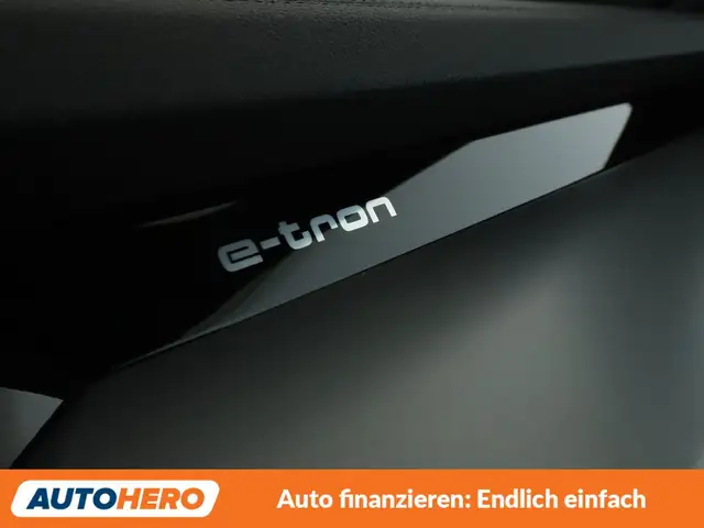 Audi Q8 view 29