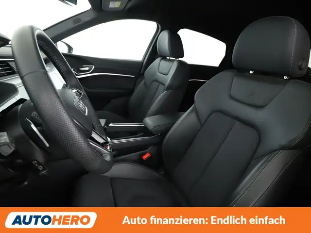 Audi Q8 view 10