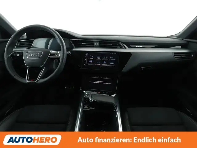 Audi Q8 view 12