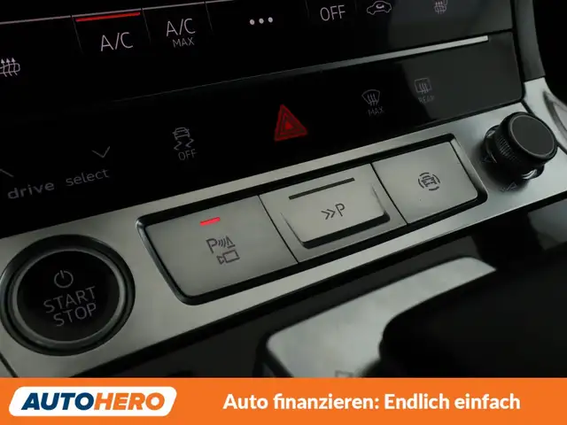 Audi Q8 view 28