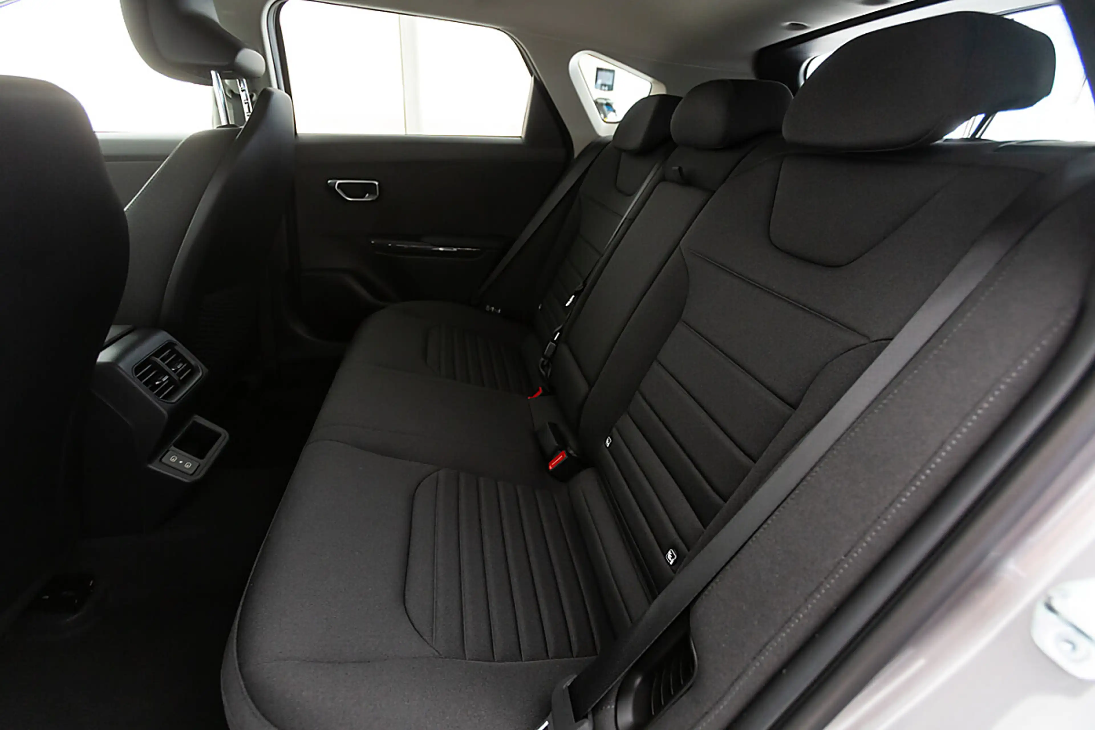 Kia K4 1,0 TGDI 48V Silber — photo 14