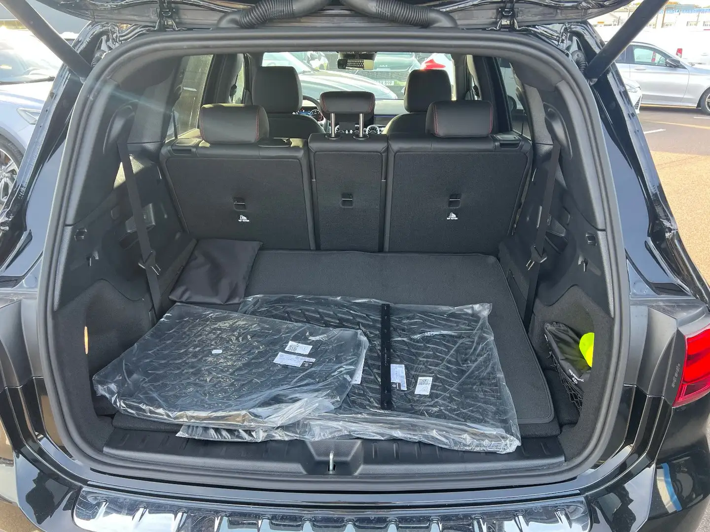 Mercedes-Benz GLB 220 d 4MATIC / AMG Line Premium Schwarz - 2