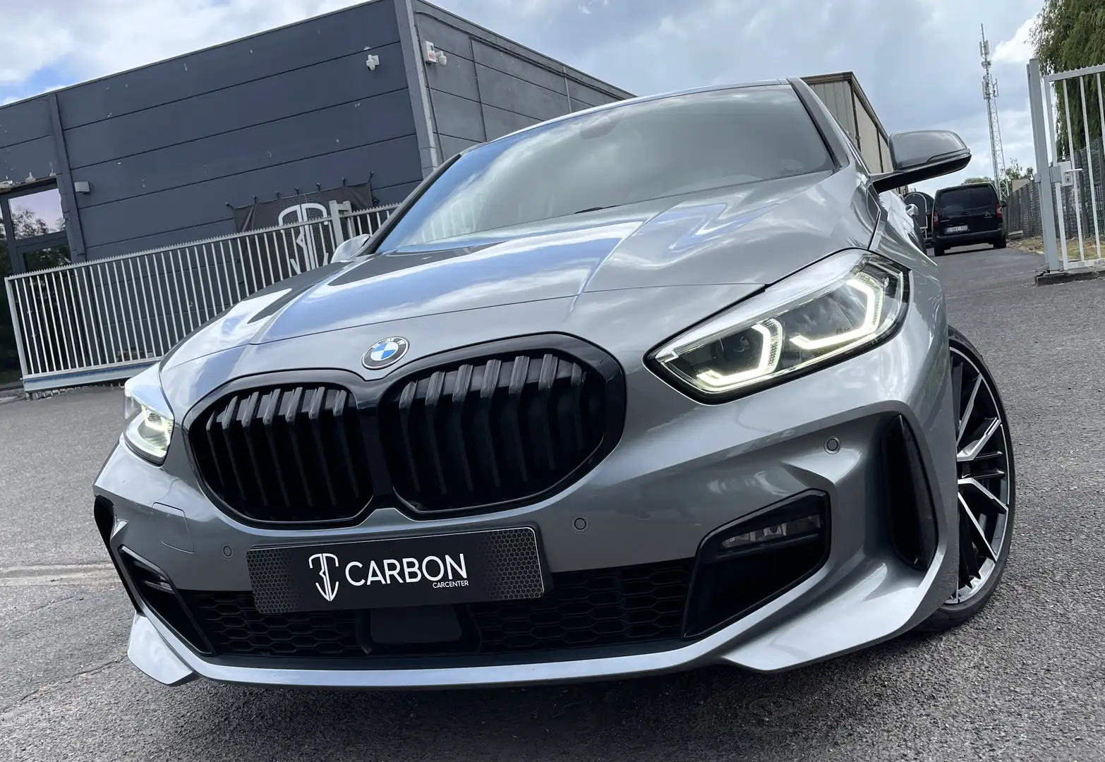 BMW 118 dA PackSPORT M "CUIR/NAVI/LED/COCKPIT/CARPLAY/JA19 Gris - 1