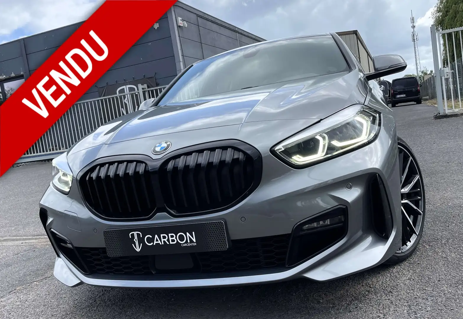 BMW 118 dA PackSPORT M "CUIR/NAVI/LED/COCKPIT/CARPLAY/JA19 Grijs - 1