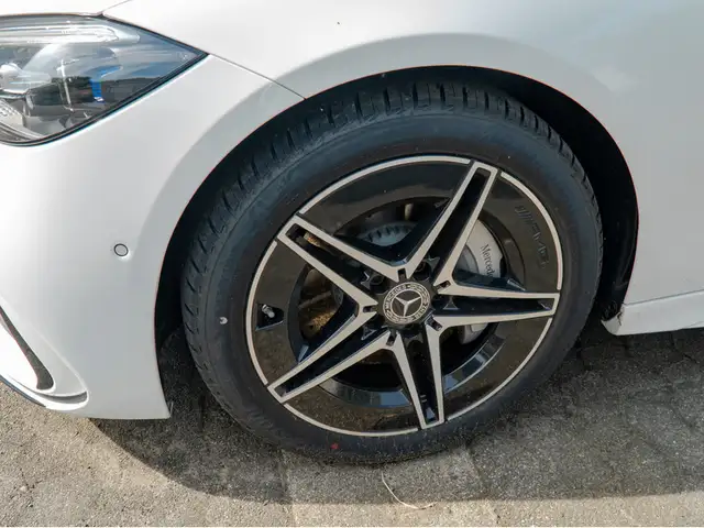 Mercedes-Benz C-Class view 4