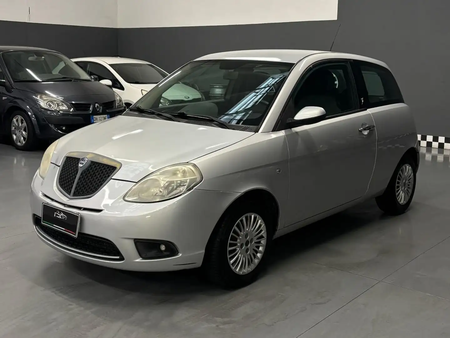 Lancia Ypsilon Ypsilon II 2008 1.2 8v Platino ModaMilano Silber - 2