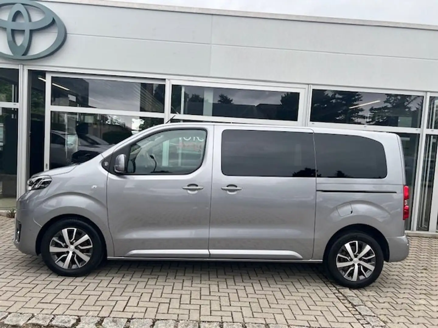 Toyota Proace 2,0-l-D-4D L1 (8-Si.) Autm. Verso Team Deutschland Silber - 2
