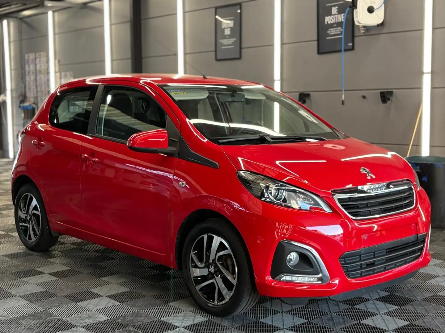 Peugeot 108 1.0i benzine bj. 2014 74000km Euro 5 Rood - 1