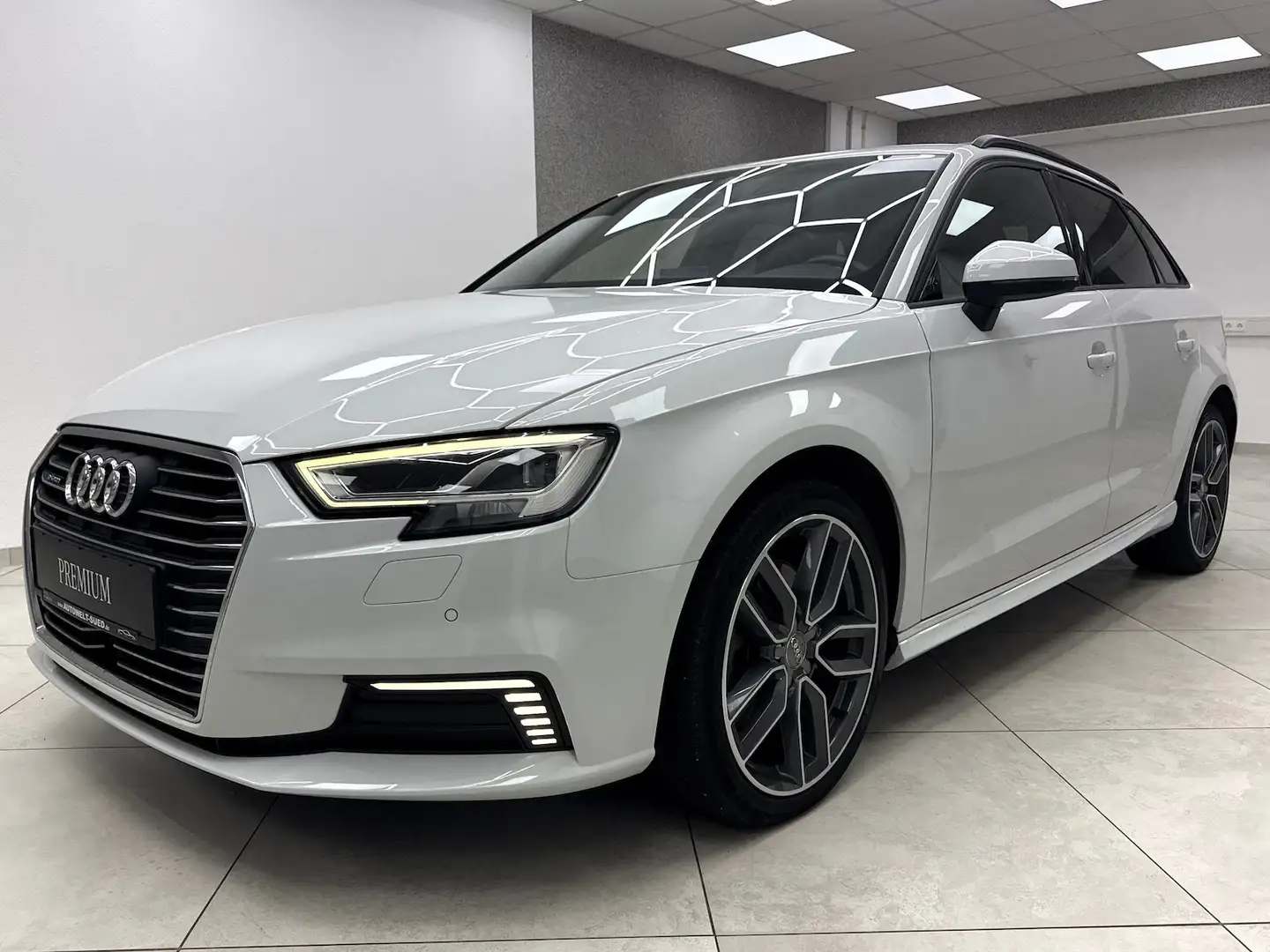 Audi A3 Sportback 40 e-tron Sport Matrix AHK Navi ActInfo Weiß - 2
