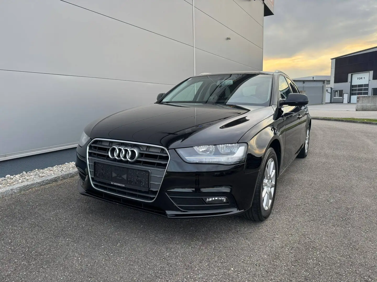 Audi A4 Avant 2.0 TDI Schwarz - 2