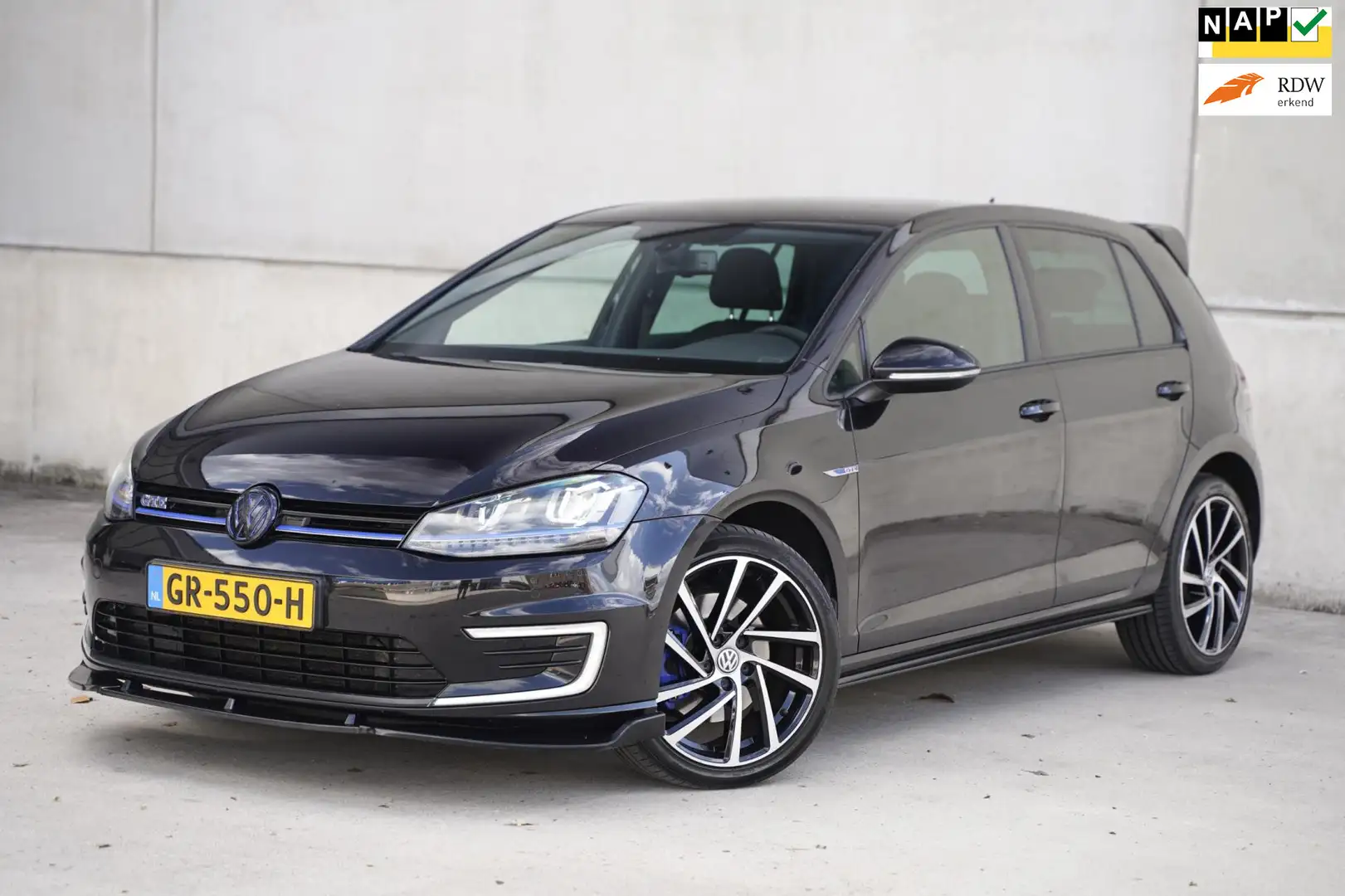 Volkswagen Golf GTE 1.4 TSI 204pk PHEV, Navigatie, Led, NAP Zwart - 1