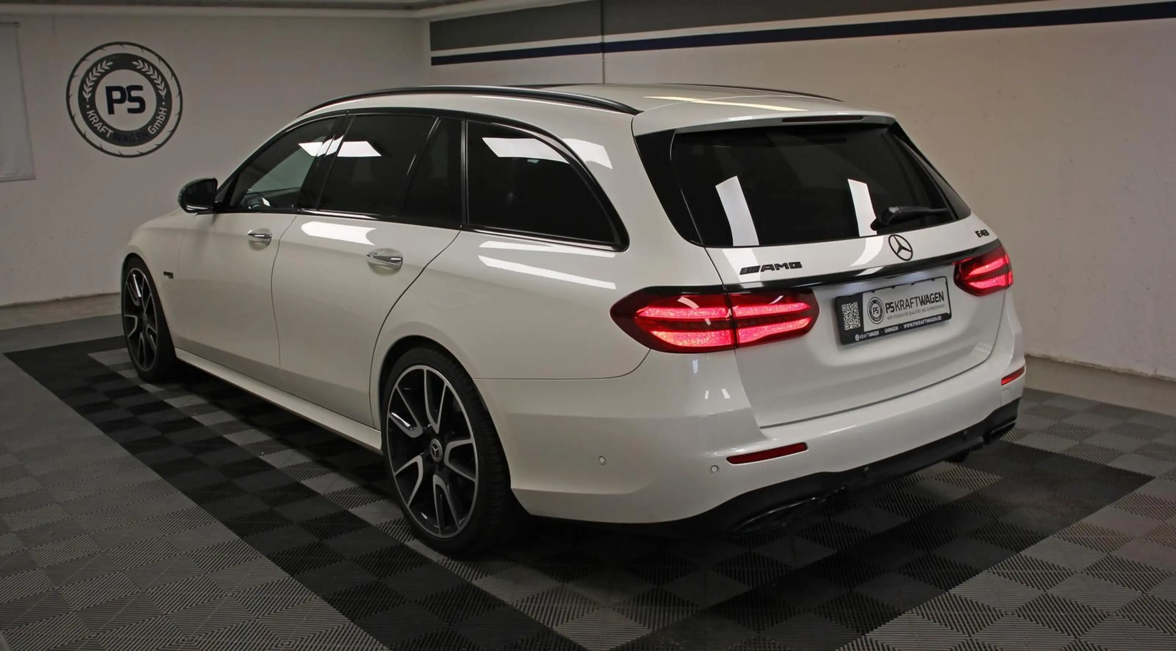 Mercedes-Benz E 43 AMG T 4M DISTRONIC STHZ PANO BURMESTER 360° — photo 4
