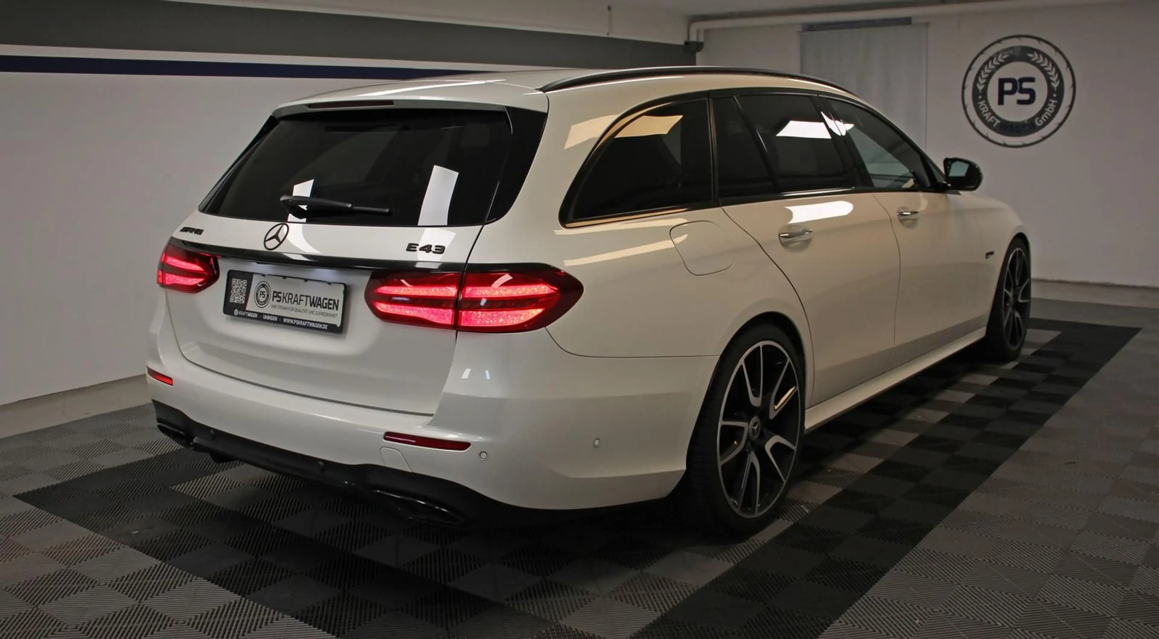 Mercedes-Benz E 43 AMG T 4M DISTRONIC STHZ PANO BURMESTER 360° — photo 3