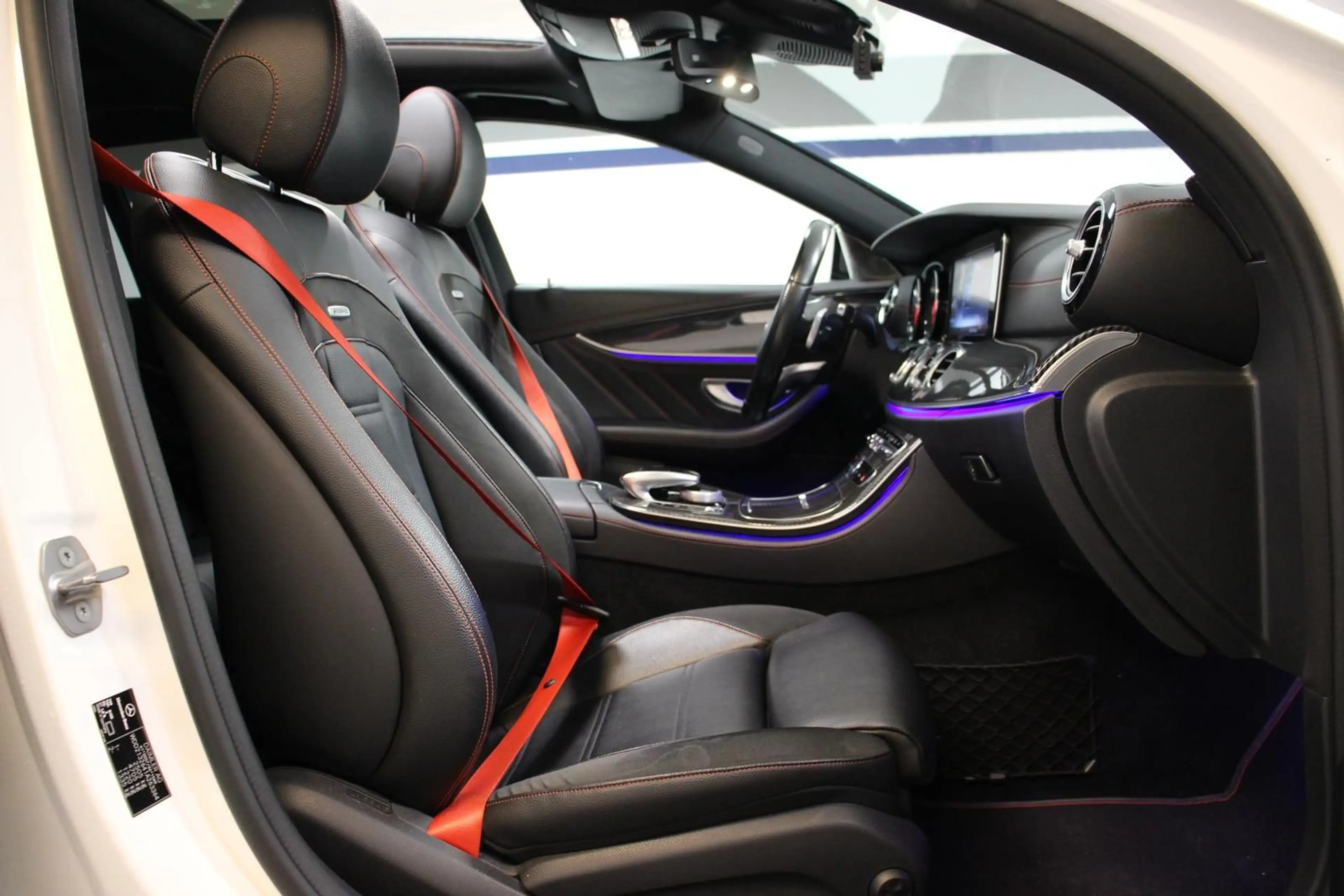 Mercedes-Benz E 43 AMG T 4M DISTRONIC STHZ PANO BURMESTER 360° — photo 10