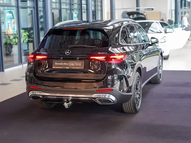 Mercedes-Benz GLC view 3