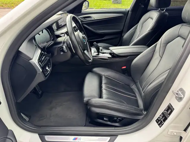 BMW 5 Series view 8