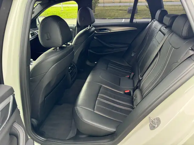 BMW 5 Series view 15