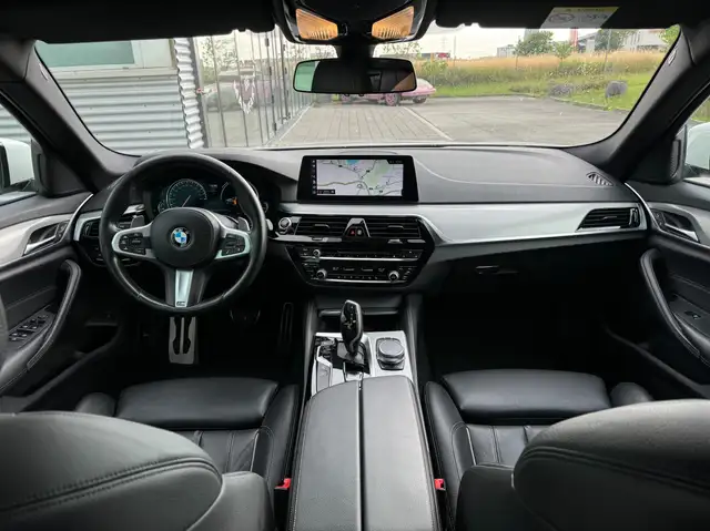 BMW 5 Series view 9