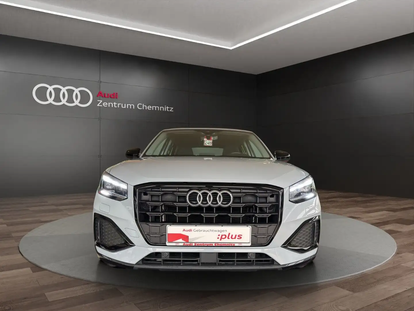 Audi Q2 35 TFSI S tr. MATRIX+AHZV+REAR Gris - 2