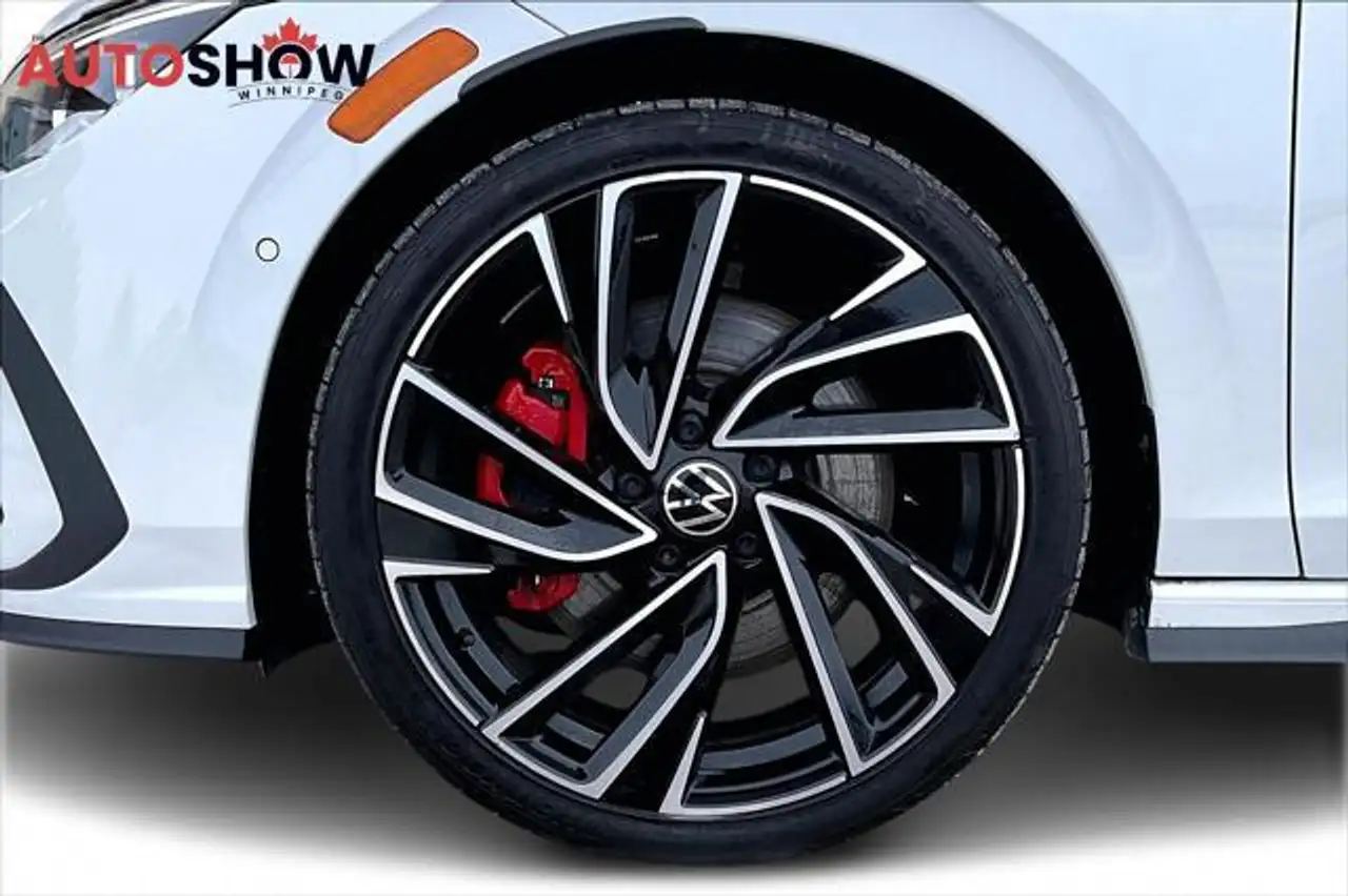 Volkswagen Golf GTI снимка Volkswagen Golf GTI