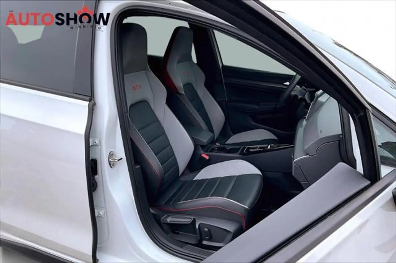 Volkswagen Golf GTI снимка Volkswagen Golf GTI