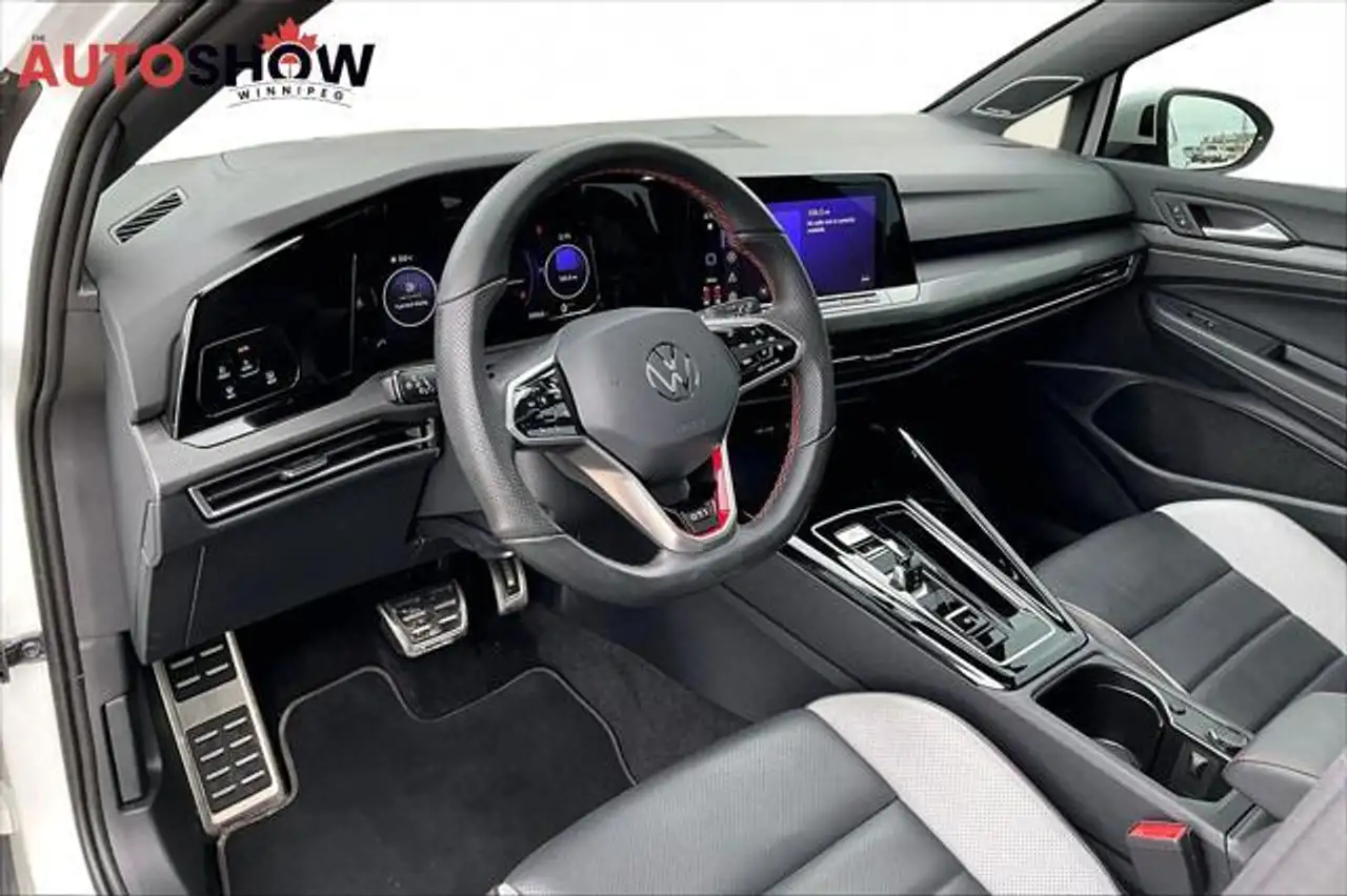 Volkswagen Golf GTI снимка Volkswagen Golf GTI