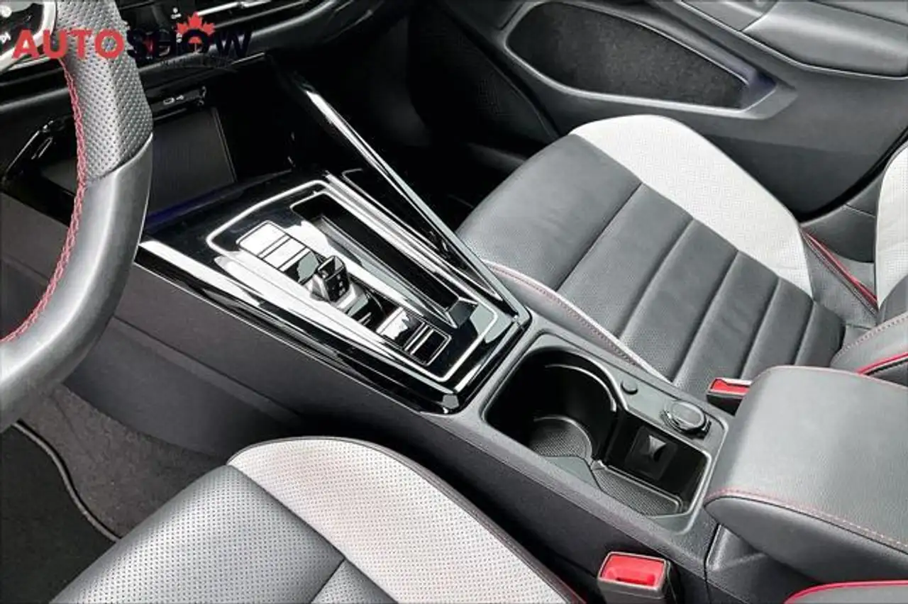 Volkswagen Golf GTI снимка Volkswagen Golf GTI