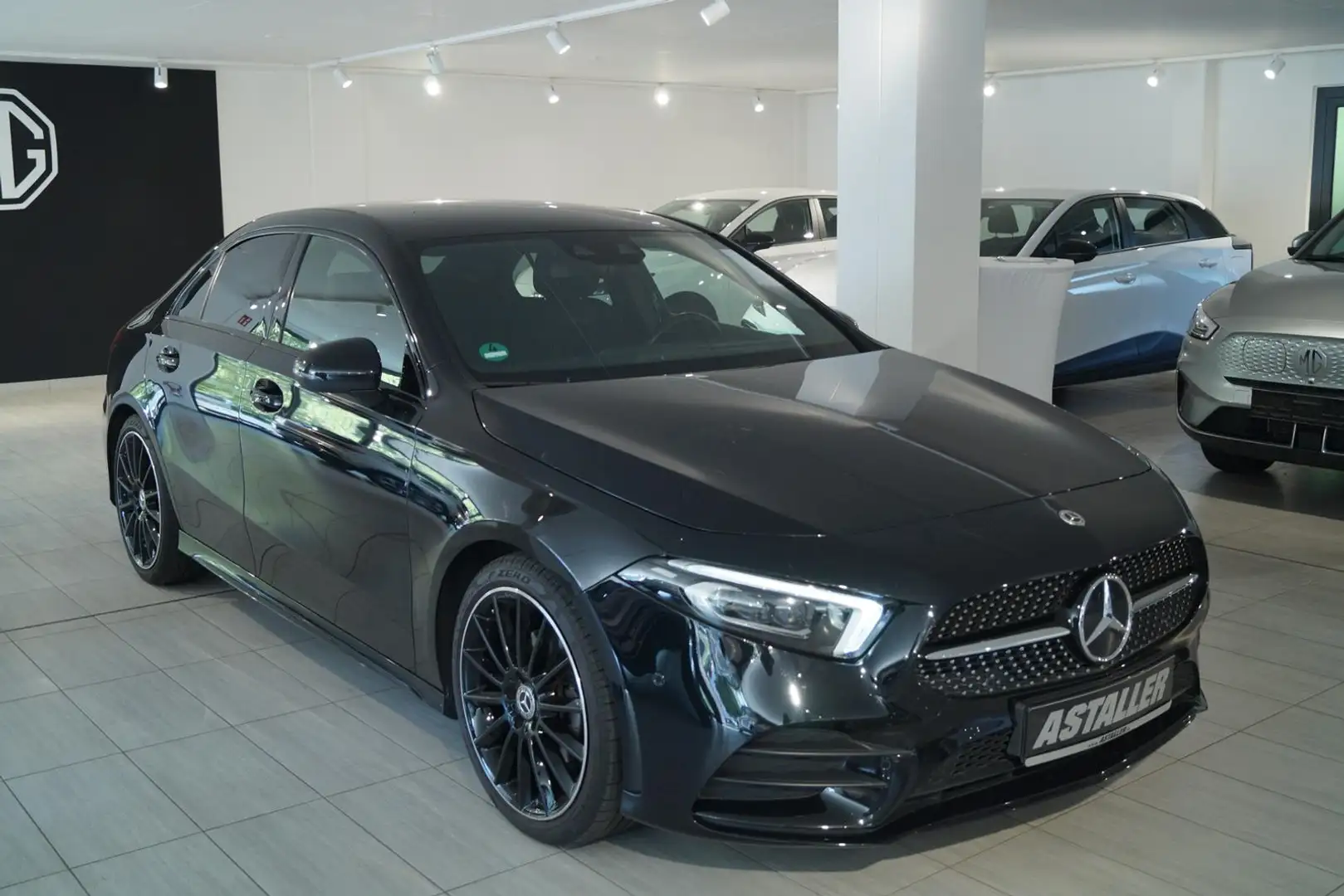 Mercedes-Benz A 200 Limousine AMG Line Night+Multibea+MBUX+DAB Schwarz - 2