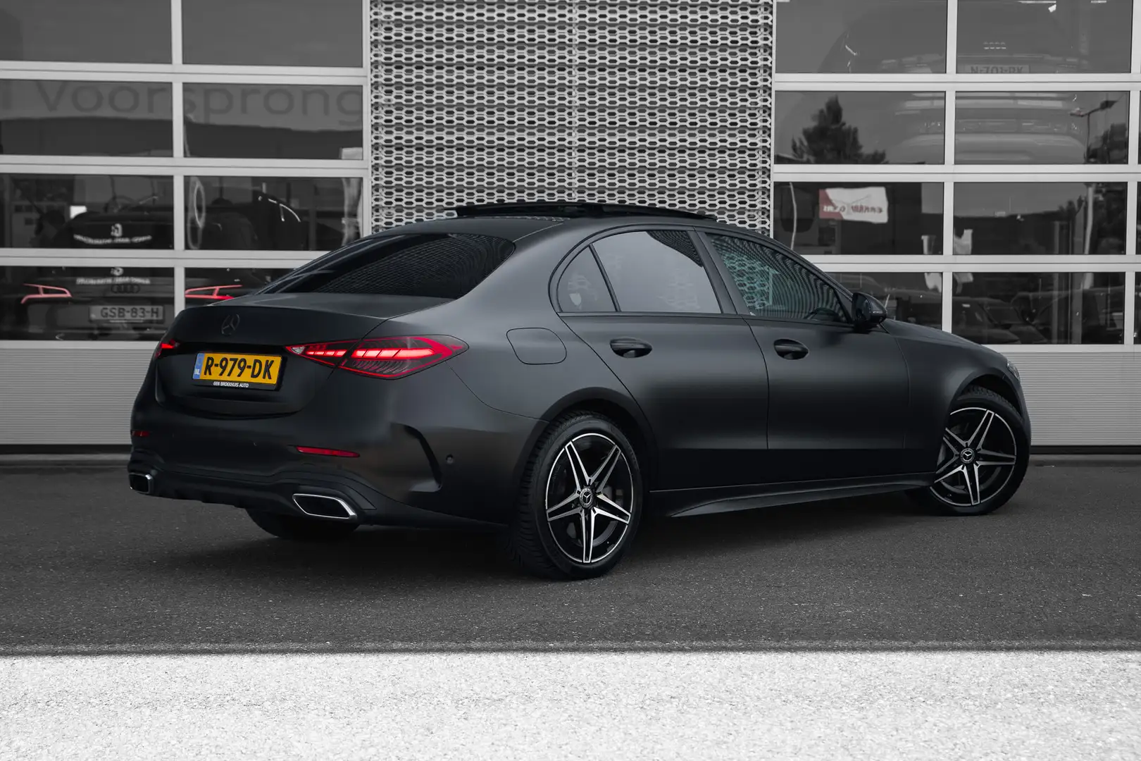 Mercedes-Benz C 300 e AMG Line | Panoramadak | Leder interieur | HUD | Zwart - 2