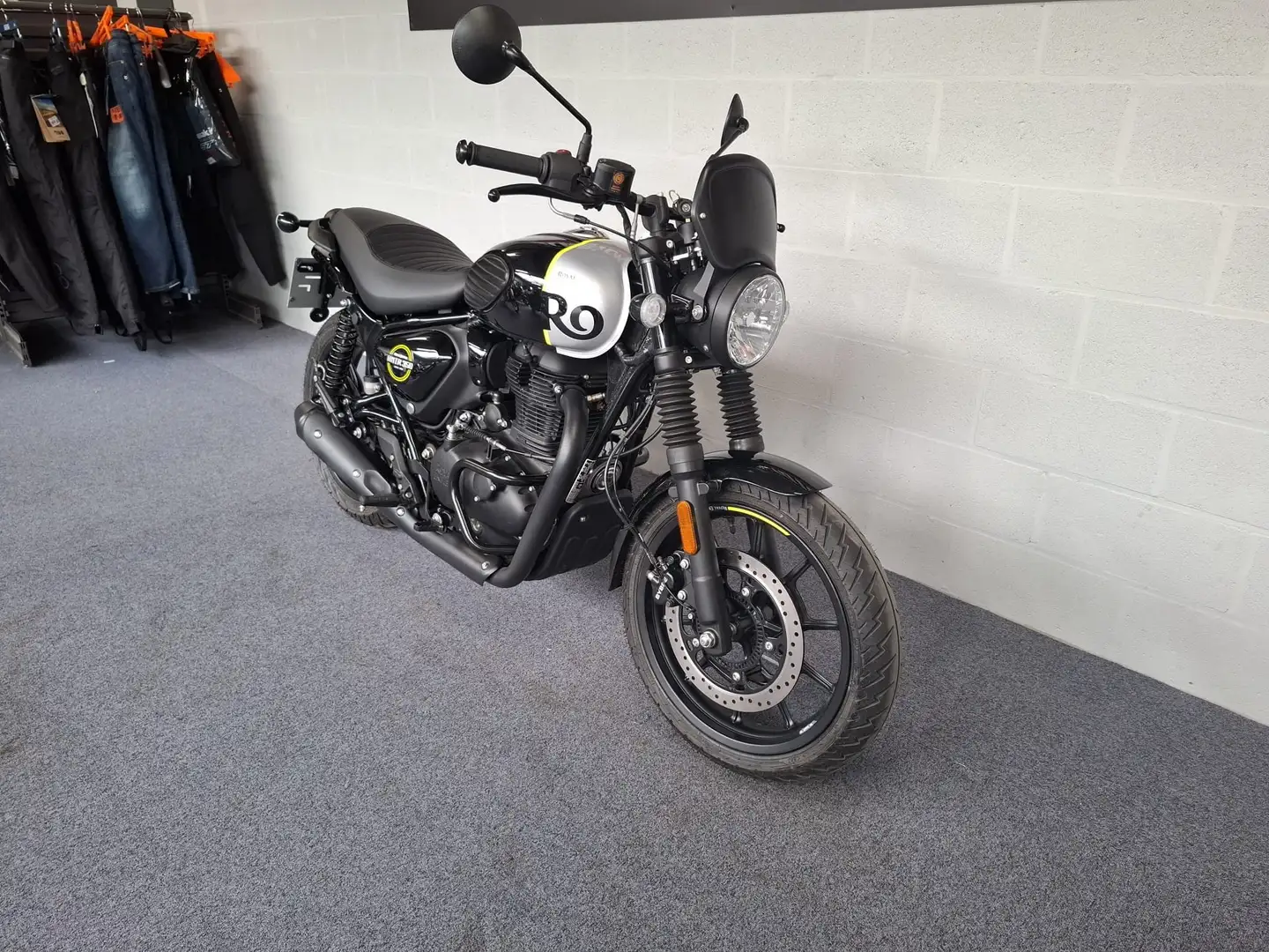 Royal Enfield HUNTER 350 - 2024 - FAIBLE KMS Schwarz - 2