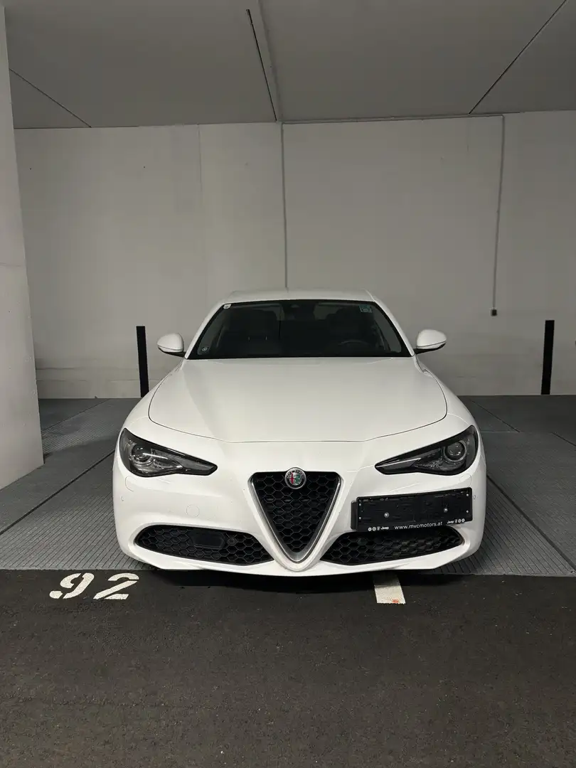 Alfa Romeo Giulia Super 2,2 180 AT RWD AE Weiß - 2